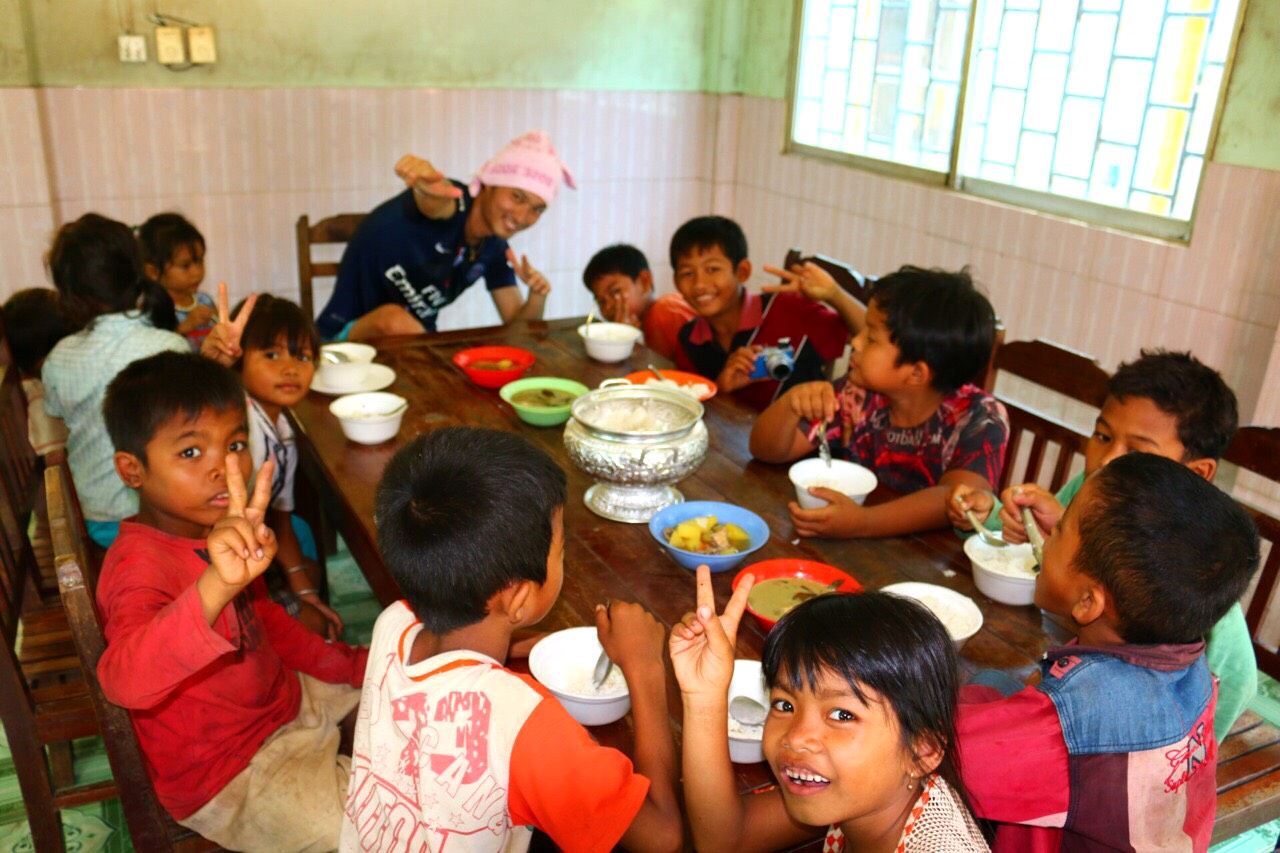 カンボジアの子どもたちと食卓を囲む様子